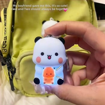 Gaismains atslēgu piekariņš mugursomai, mīļa plastmasas runājoša lelle ar «es tevi mīlu» balsu ierakstiem (14+ rotaļlieta).