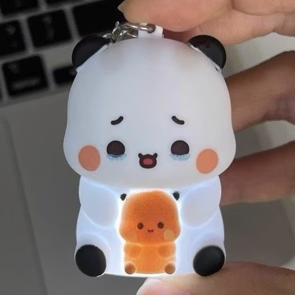 Gaismains atslēgu piekariņš mugursomai, mīļa plastmasas runājoša lelle ar «es tevi mīlu» balsu ierakstiem (14+ rotaļlieta).