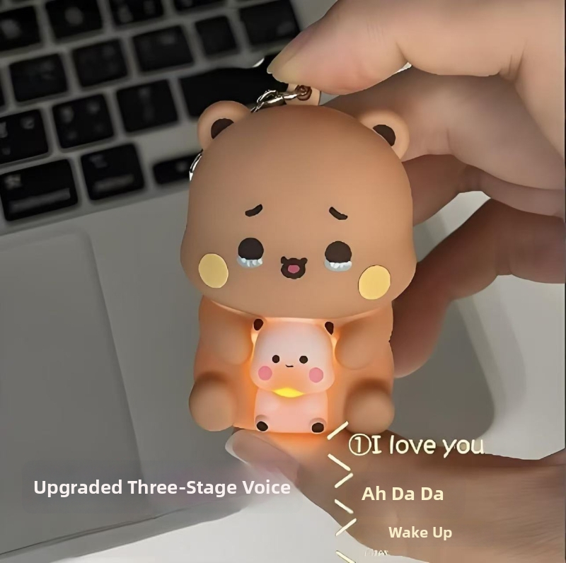 Gaismas meitene atslēgu piekariņš mugursomai – plastmasas interaktīva rotaļlieta ar balsu funkcijām (saka es tevi mīlu) un trīs ieraksti, dekoratīvs galda dekors, 14+