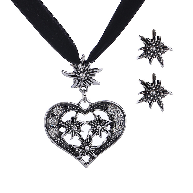 Ötvözetből készült nyaklánc elektroplatizálással, szív alakú medállal