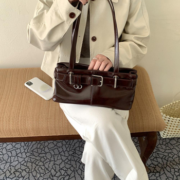 Pečių rankinė su lokomotyvo sagties dizainu, didelis talpa, PU pamušalas, ruduo 2024