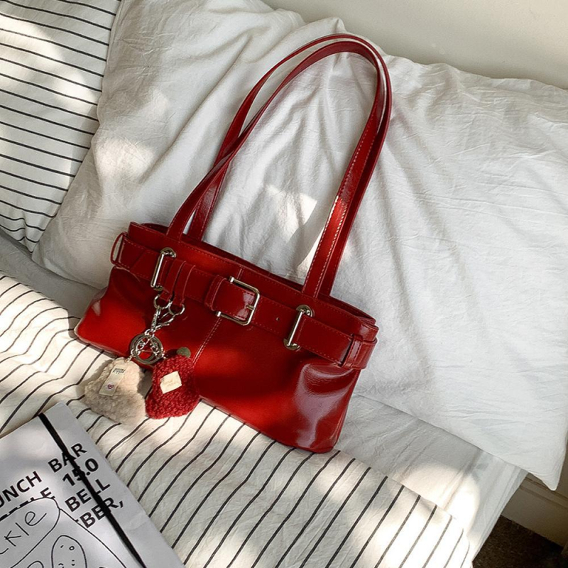 Pečių rankinė su lokomotyvo sagties dizainu, didelis talpa, PU pamušalas, ruduo 2024