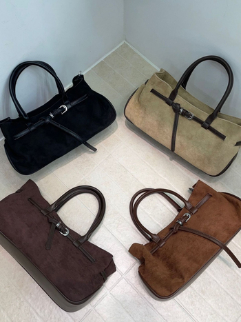 Seude nahast õlakott tõmblukuga, horisontaalne ruudukujuline kuju, sisemine telefonitasku, üks õlarihm