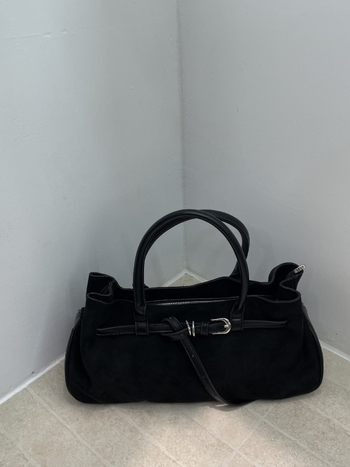 Seude nahast õlakott tõmblukuga, horisontaalne ruudukujuline kuju, sisemine telefonitasku, üks õlarihm