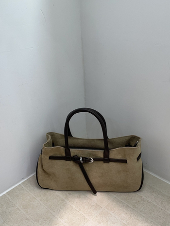 Seude nahast õlakott tõmblukuga, horisontaalne ruudukujuline kuju, sisemine telefonitasku, üks õlarihm