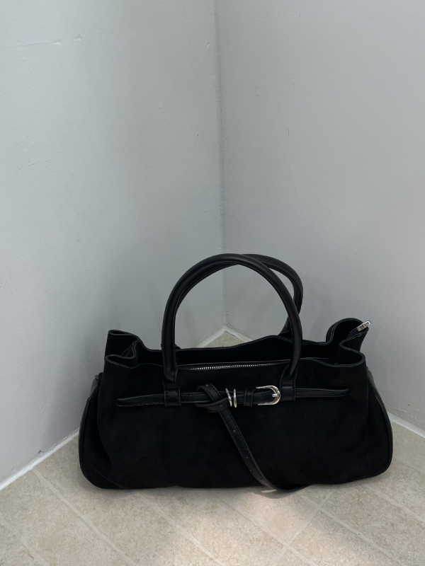 Seude nahast õlakott tõmblukuga, horisontaalne ruudukujuline kuju, sisemine telefonitasku, üks õlarihm