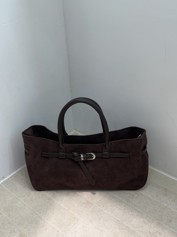 Seude nahast õlakott tõmblukuga, horisontaalne ruudukujuline kuju, sisemine telefonitasku, üks õlarihm