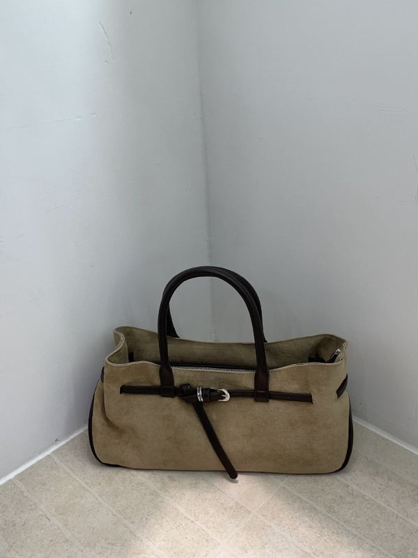 Seude nahast õlakott tõmblukuga, horisontaalne ruudukujuline kuju, sisemine telefonitasku, üks õlarihm