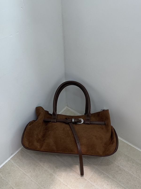 Seude nahast õlakott tõmblukuga, horisontaalne ruudukujuline kuju, sisemine telefonitasku, üks õlarihm