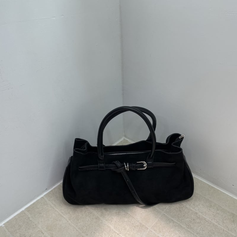 Seude nahast õlakott tõmblukuga, horisontaalne ruudukujuline kuju, sisemine telefonitasku, üks õlarihm