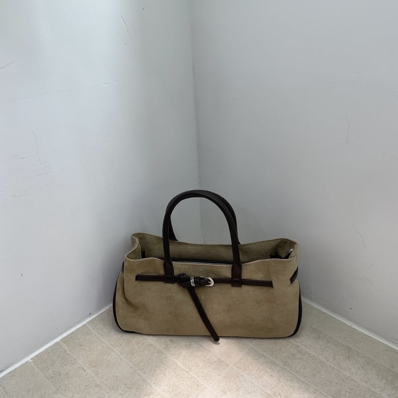 Seude nahast õlakott tõmblukuga, horisontaalne ruudukujuline kuju, sisemine telefonitasku, üks õlarihm