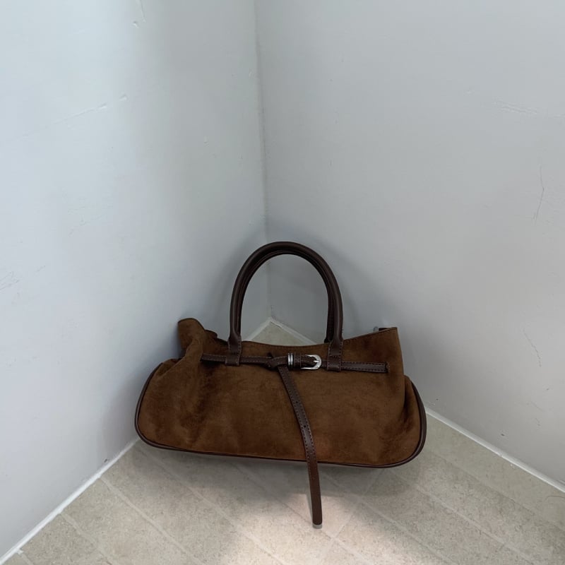 Seude nahast õlakott tõmblukuga, horisontaalne ruudukujuline kuju, sisemine telefonitasku, üks õlarihm