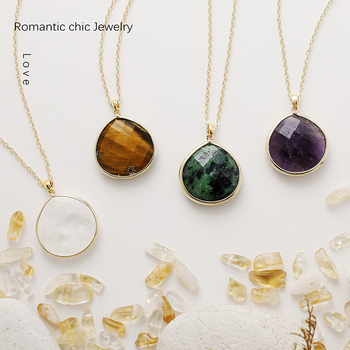 Kaklarota ar labradorīta pilienu kulonu, dabisks akmens, vara ar zelta pārklājumu, franču stils, oriģināls dizains