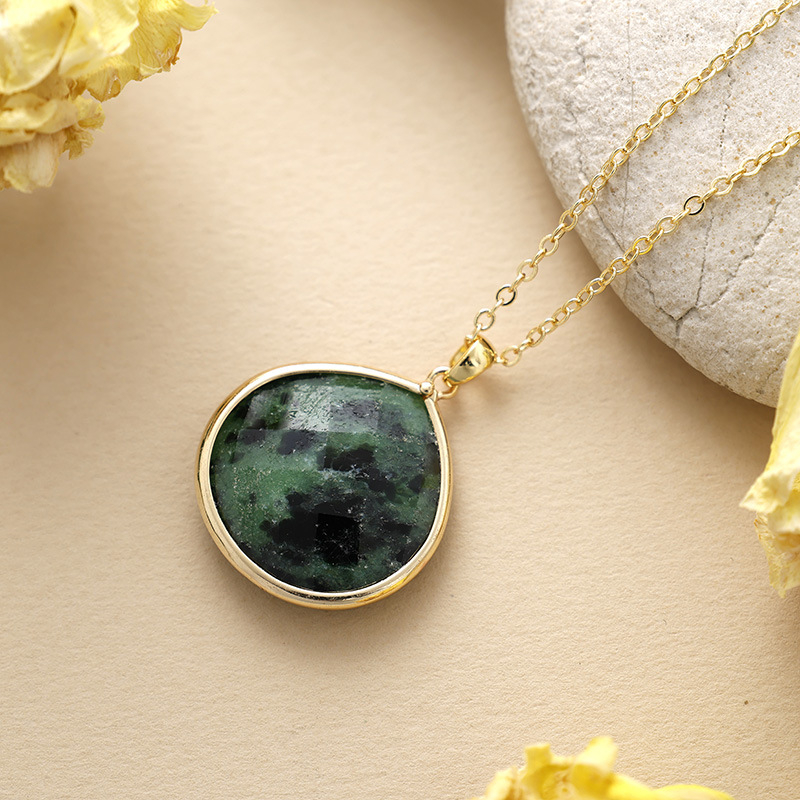 Labradorīta pilienu formas kaklarota ar vara pārklājumu ar īstu zeltu, oriģinālais dizains