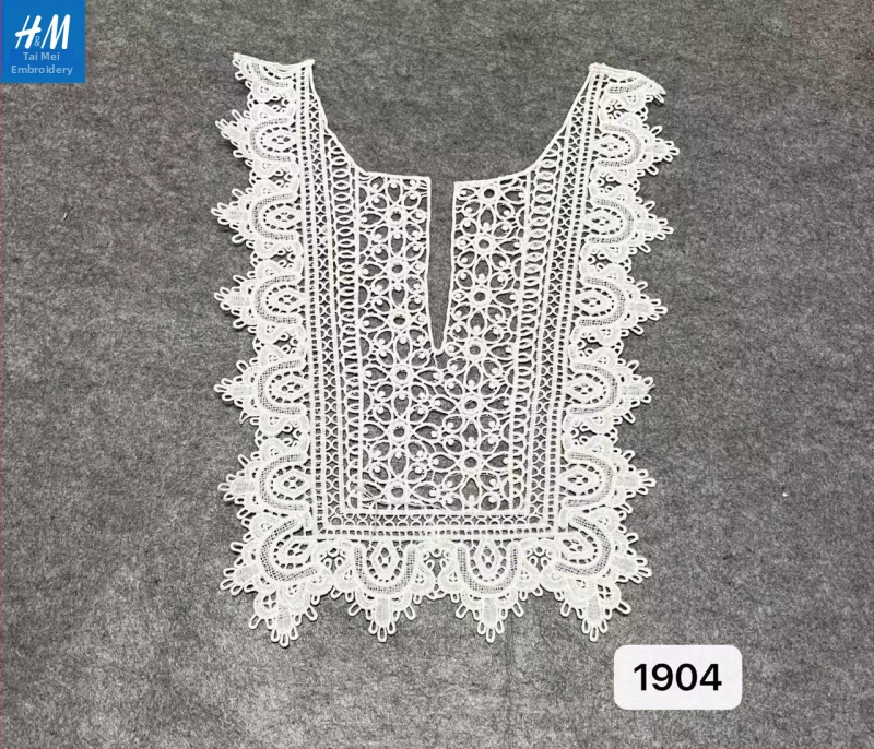 DIY kaklo apykaklė su vandens tirpios siuvinėjimo detalėmis — iškirptas nėrinių kaklas, dekoratyvus megztiniams, universalus kvadratinis arba apvalus kaklo iškirpimas