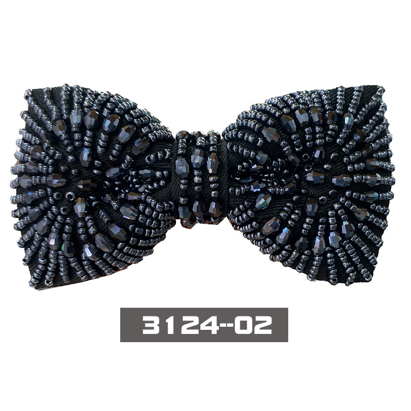 Férfi csokornyakkendő kristályos hímzés és gyöngycső részlettel; pillangó motívum; csíkos mintázat; lapos fejű; uniszex