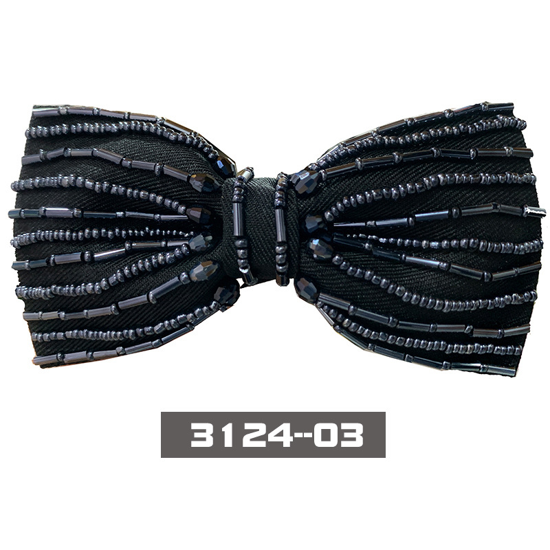 Férfi csokornyakkendő kristályos hímzés és gyöngycső részlettel; pillangó motívum; csíkos mintázat; lapos fejű; uniszex