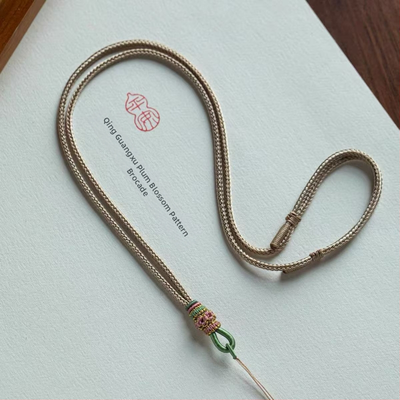 Auduma aukla piekariņš, U formas kulons, etniskais un literāri retro stils, 2025. gada vasaras izlaidums