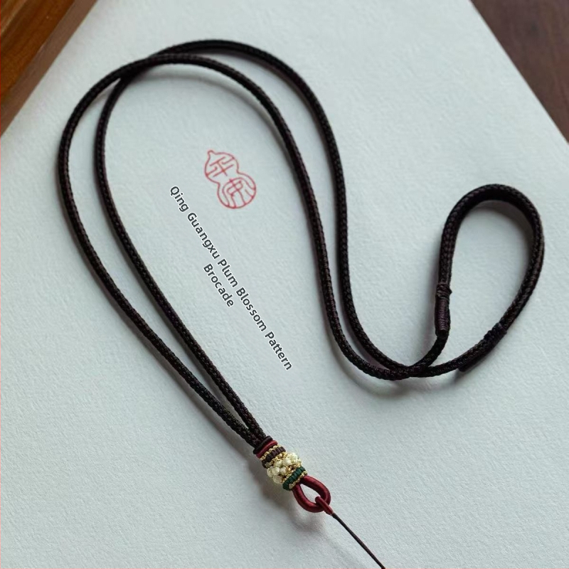 Auduma aukla piekariņš, U formas kulons, etniskais un literāri retro stils, 2025. gada vasaras izlaidums