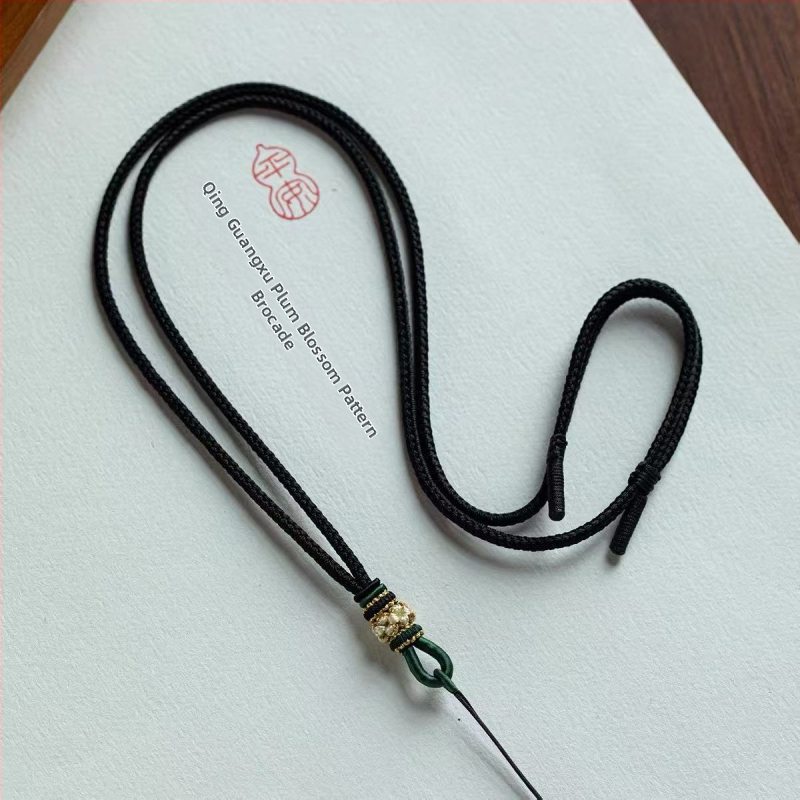 Auduma aukla piekariņš, U formas kulons, etniskais un literāri retro stils, 2025. gada vasaras izlaidums