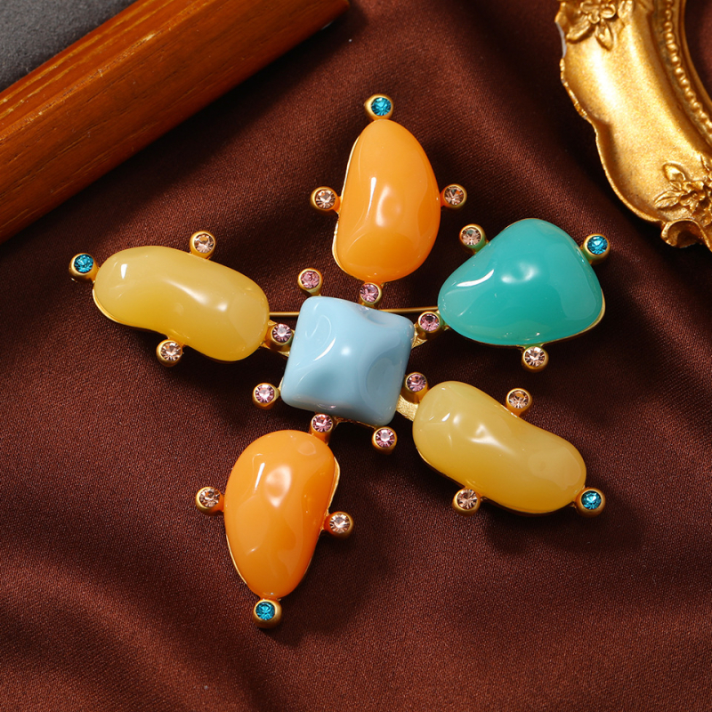 Barokna broš s prekrštenom mašnicom – model: cvijet, mašna, listovi; materijal: cinkova legura; obrada: dijamant