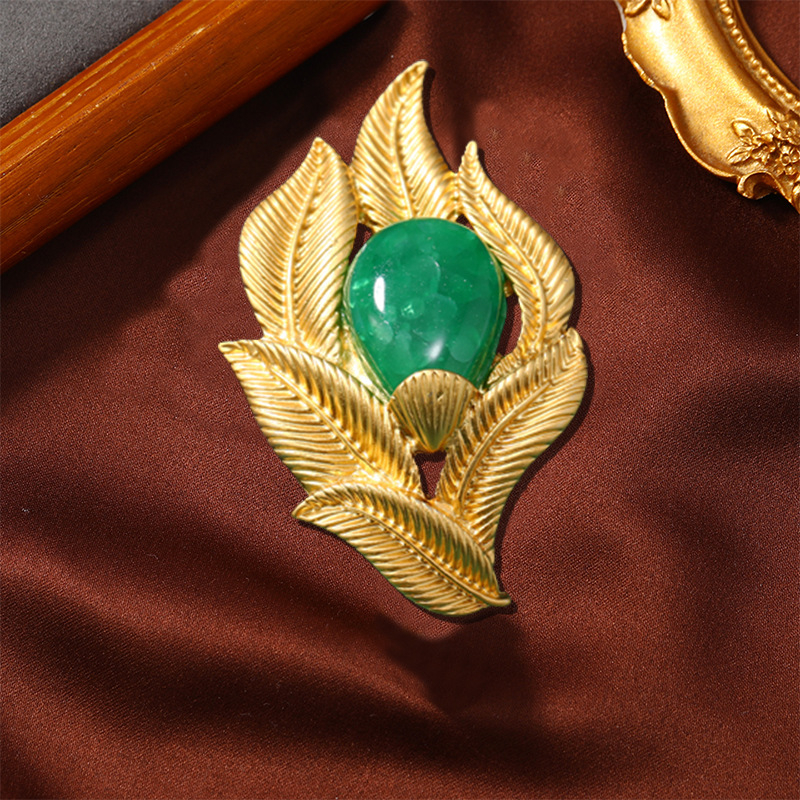 Barokna broš s prekrštenom mašnicom – model: cvijet, mašna, listovi; materijal: cinkova legura; obrada: dijamant