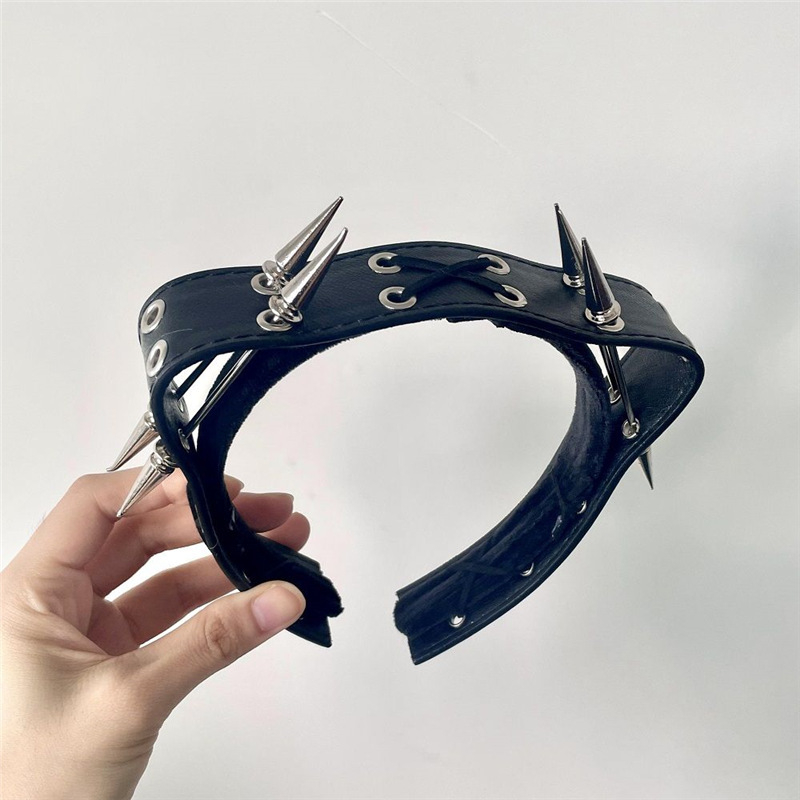 Аксесоар за глава: Сребърна диадема с пирони, форма на възел