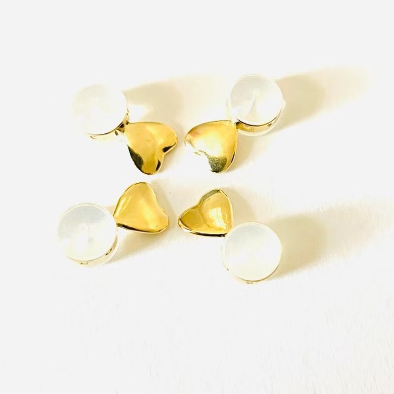 Füldugó: szív alakú és hengeres formájú, réz és szilikon, elektroplatírozás