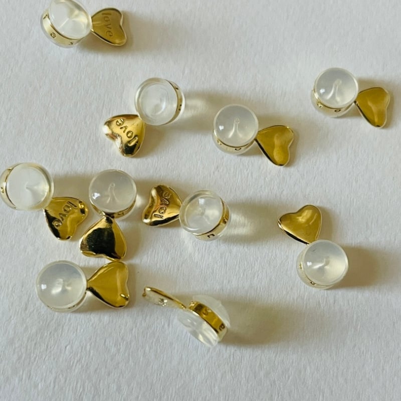 Füldugó: szív alakú és hengeres formájú, réz és szilikon, elektroplatírozás