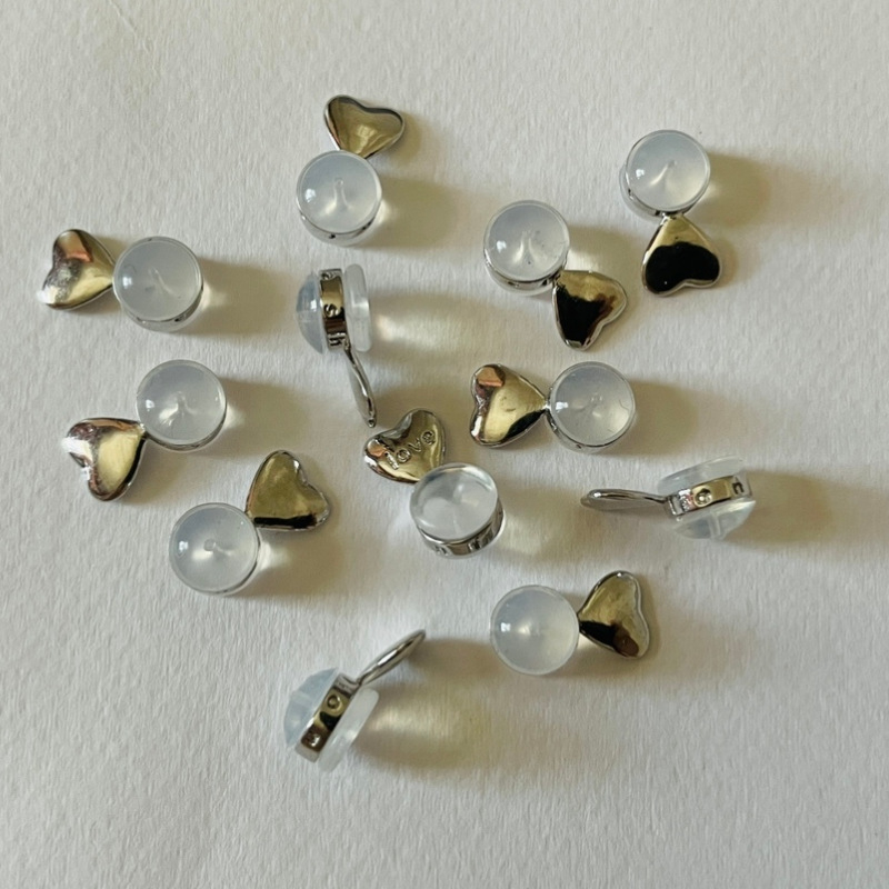 Szív alakú és hengeres fülkiegészítő rézből és szilikonból, elektrolitikus bevonattal