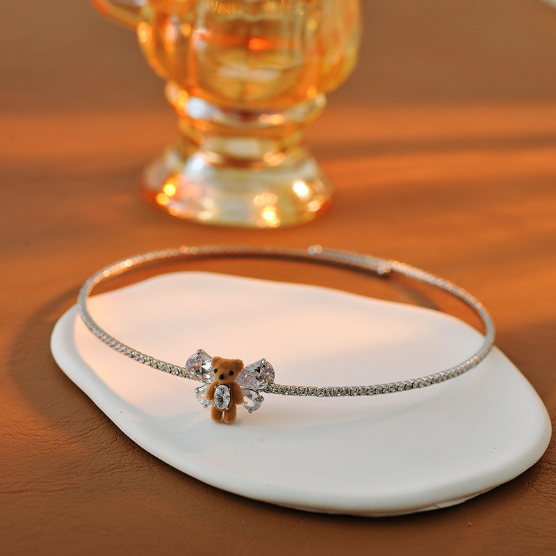 Karupoja kujuline kaelakee pärlketiga vasest sulamiga, kerge luksus stiil