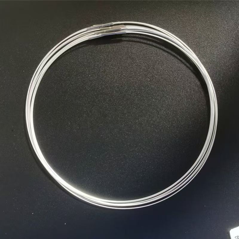 Kaelakee, geomeetriline, mitmekihiline roostevabast terasest madu-kett ja titaniumpuust ripats