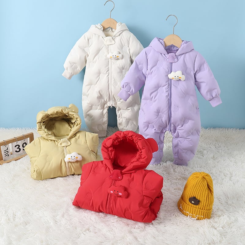 Детски пухен гащеризон с качулка, пълнеж бял патицов пух, кашмир 50–55%, полиестерна материя, пролет 2024.