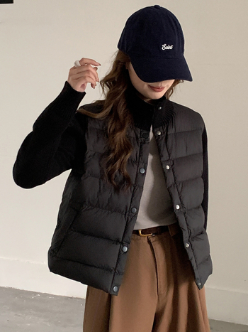 Дамско яке с полиестрово памучно напълване; плат: полиестерни и акрилни влакна; дълги ръкави; еднокопчено; плътно