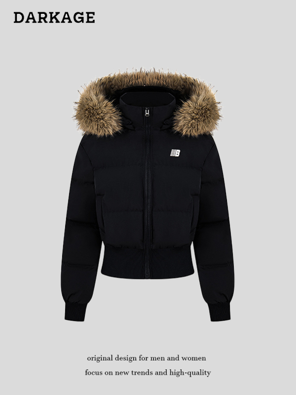 Pamut kabát prémes gallérral és kapucnival, derékban szűkített szabás, középhosszú, vastag poliészter anyag, cipzáros záródás