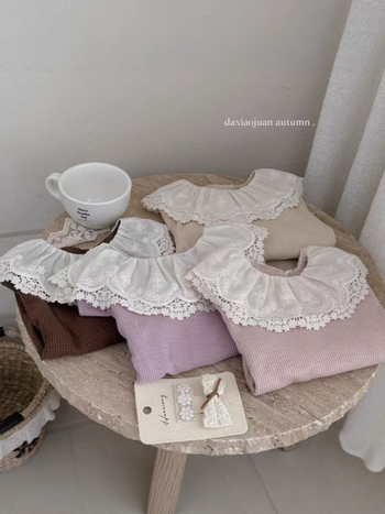 Dječji pleteni babydoll pulover s čipkastim ovratnikom, dugi rukavi, jednobojni uzorak, pamuk, jesensko 2025 izlazi, za djecu 3–8 godina
