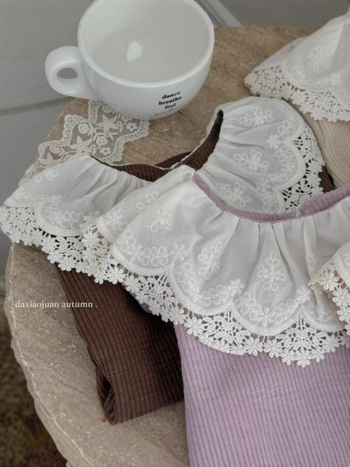 Dječji pleteni babydoll pulover s čipkastim ovratnikom, dugi rukavi, jednobojni uzorak, pamuk, jesensko 2025 izlazi, za djecu 3–8 godina