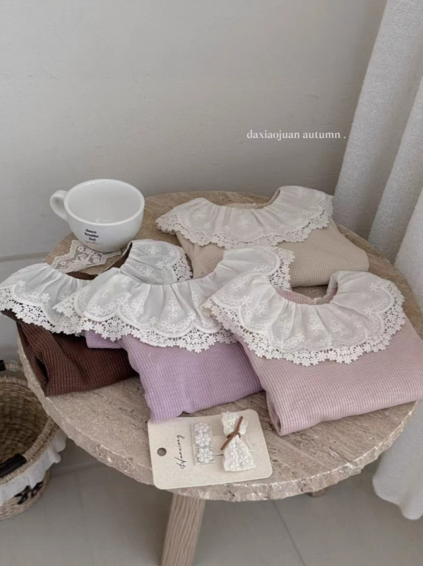 Dječji pleteni babydoll pulover s čipkastim ovratnikom, dugi rukavi, jednobojni uzorak, pamuk, jesensko 2025 izlazi, za djecu 3–8 godina