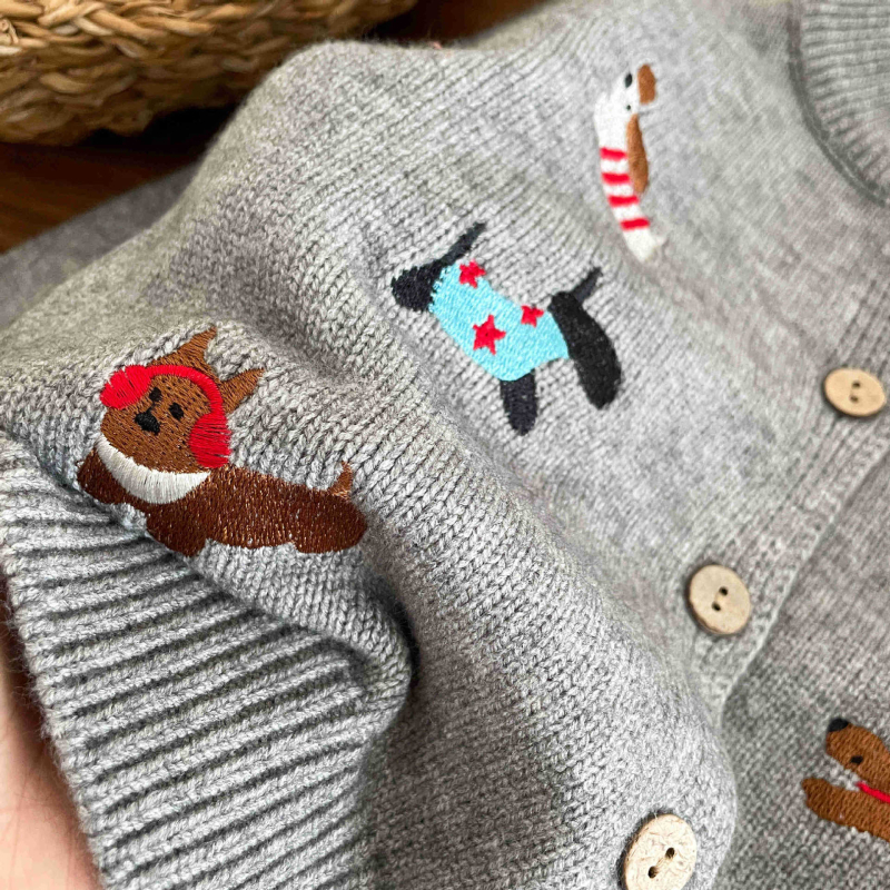 Dječji mohair kardigan s izvezenim psom po cijelom tijelu, unisex, okrugli ovratnik, dugi rukavi, jednostruko kopčanje