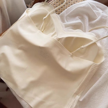 Francuska čipkasta cami s ugrađenim jastučićima i tankim naramenicama, pogodna za nošenje kao vanjski top.