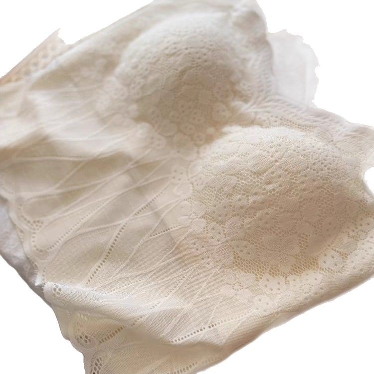 Francuska čipkasta cami s ugrađenim jastučićima i tankim naramenicama, pogodna za nošenje kao vanjski top.