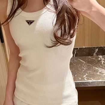 Pleteni top bez rukava s metalnim trokut logom, uski kroj, pamuk 90–95%