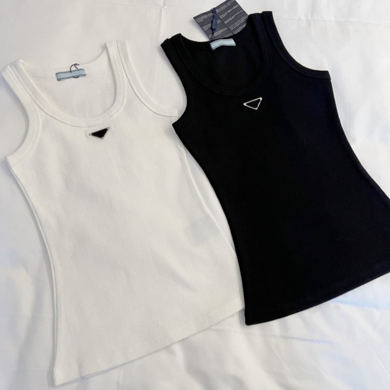 Pleteni top bez rukava s metalnim trokut logom, uski kroj, pamuk 90–95%