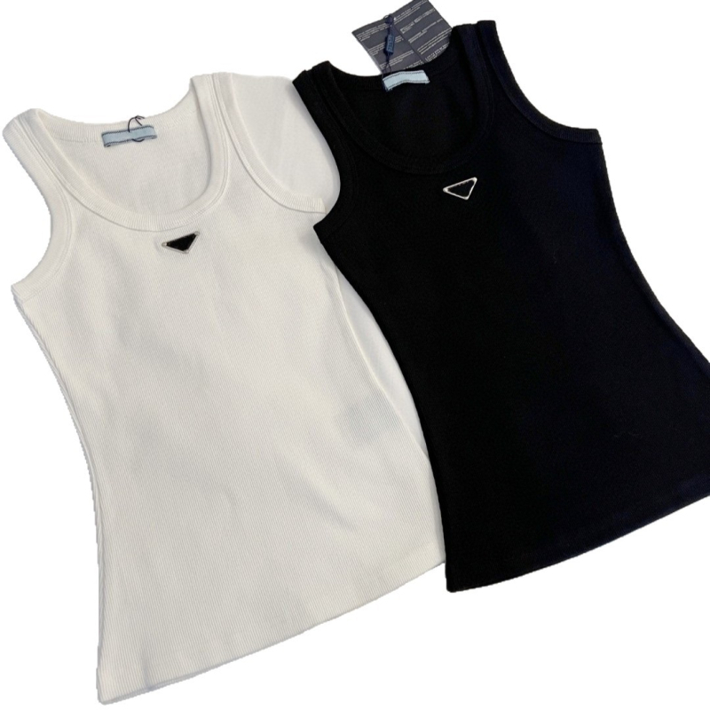 Pleteni top bez rukava s metalnim trokut logom, uski kroj, pamuk 90–95%