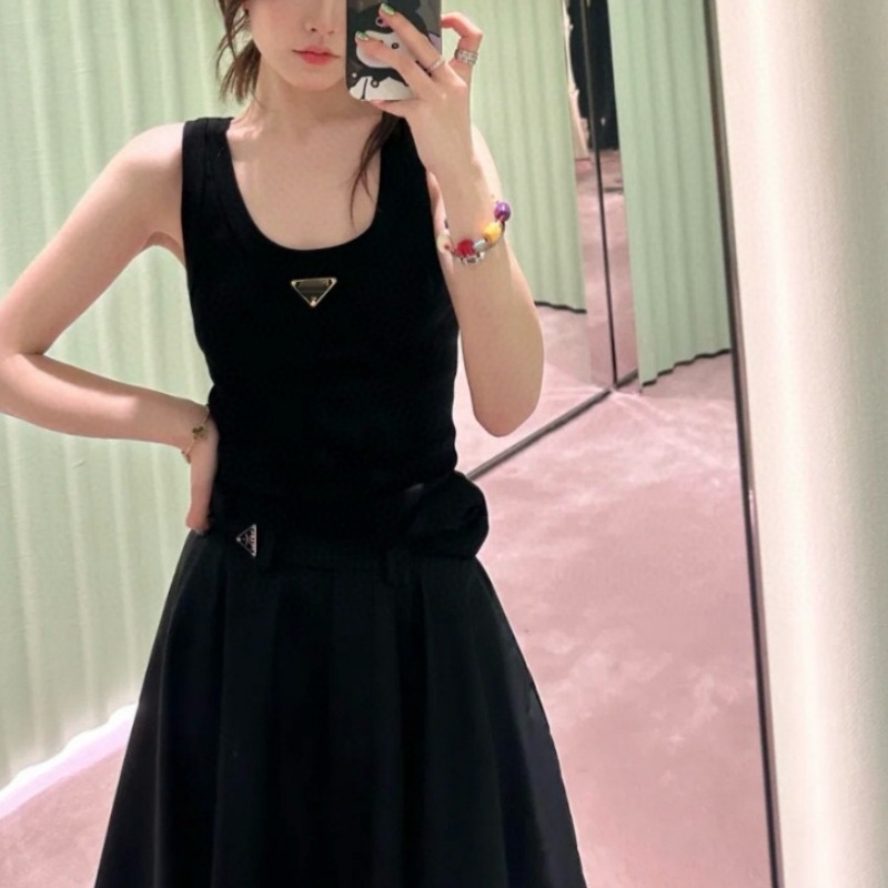 Pleteni top bez rukava s metalnim trokut logom, uski kroj, pamuk 90–95%