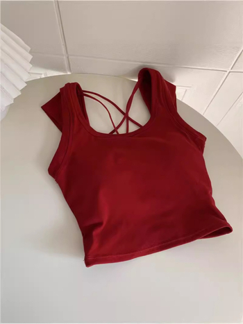 Ženski camisole s prekriženim leđima i otvorenim leđima, pamuk 95%+, uski kroj, vrlo kratka duljina do 40 cm, Ljeto 2024