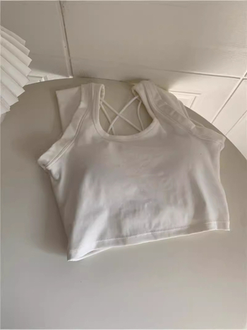 Ženski camisole s prekriženim leđima i otvorenim leđima, pamuk 95%+, uski kroj, vrlo kratka duljina do 40 cm, Ljeto 2024