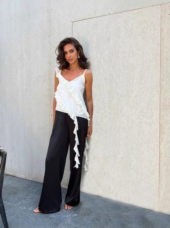 Kamisol top s V-izrezom i volanima, sling stil, ljeto 2025, poliester 95%+