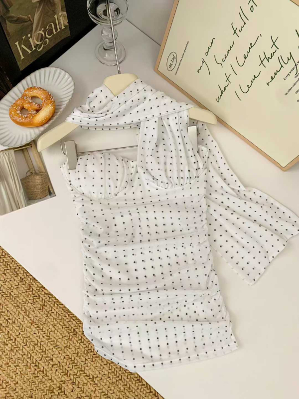 Halterneck camisole su taškuotais – rayon audinys, sudėtis 50–70%, stilius: krūtinės apsivynimas, miesto stilius; tinka visiems sezonams, išleidimas 2025 m. ruduo