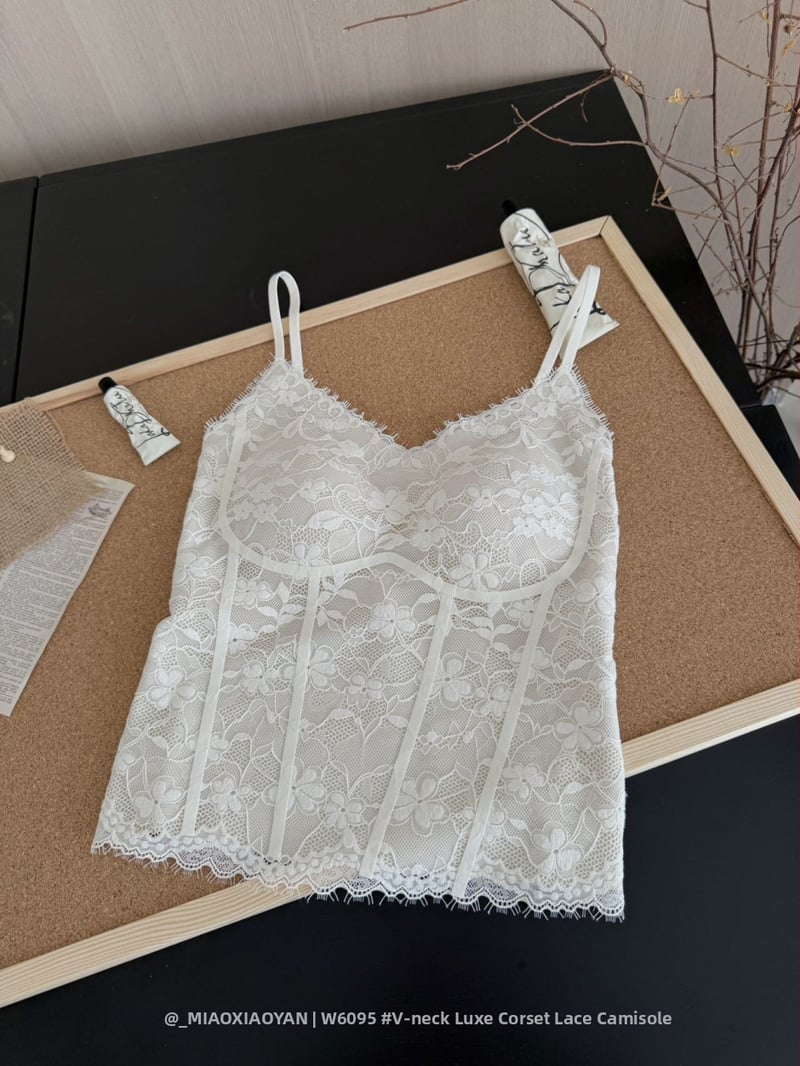 Moterų nėrinių camisole su V formos iškirpte, sling stilius, krūties pagalvėlė, nailono nėriniai, ultra plonas audinys 81–100 g/m²